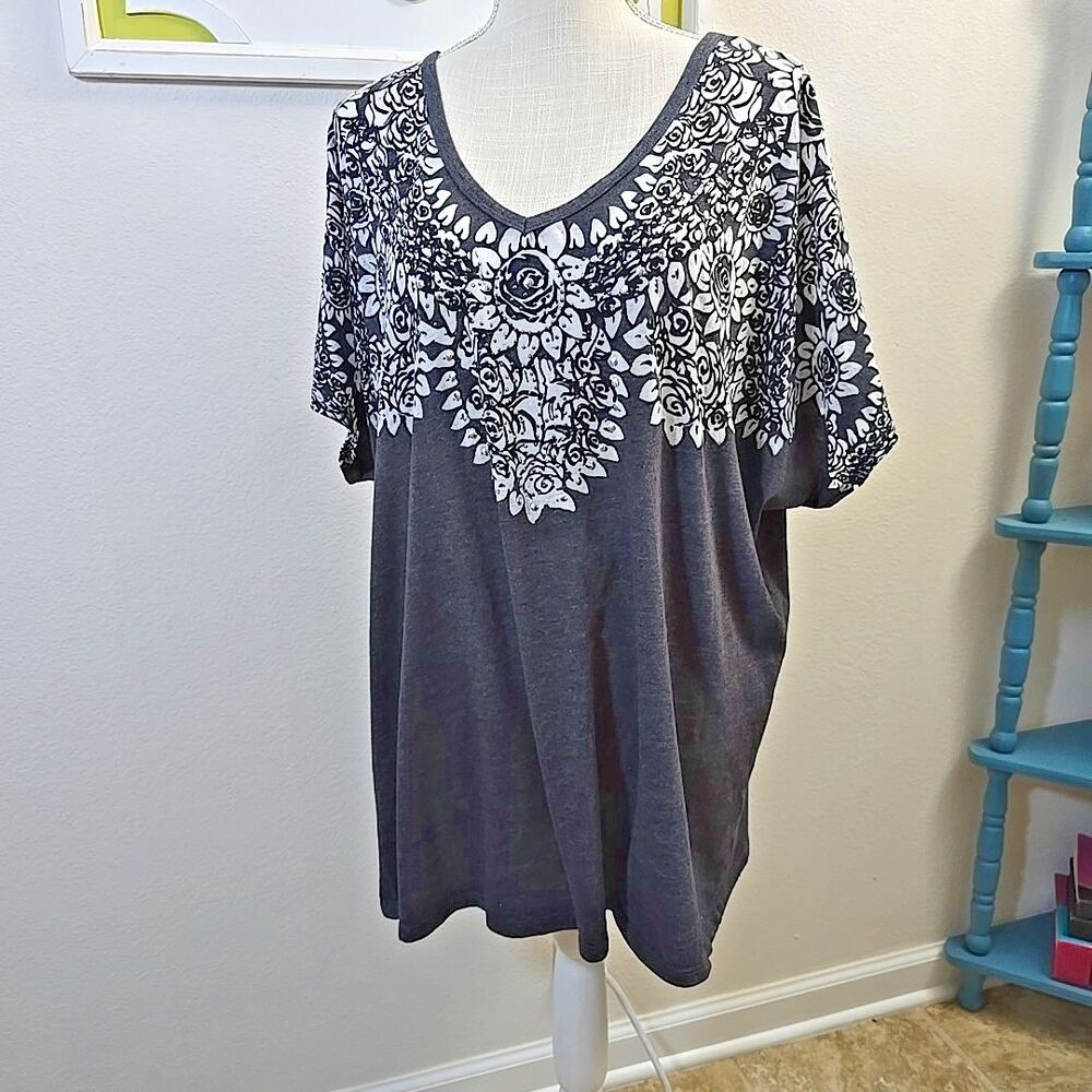 Avenue Woman Blouse T-shirt Gray w White Floral + Studs Size 22 / 24 Semi Sheer